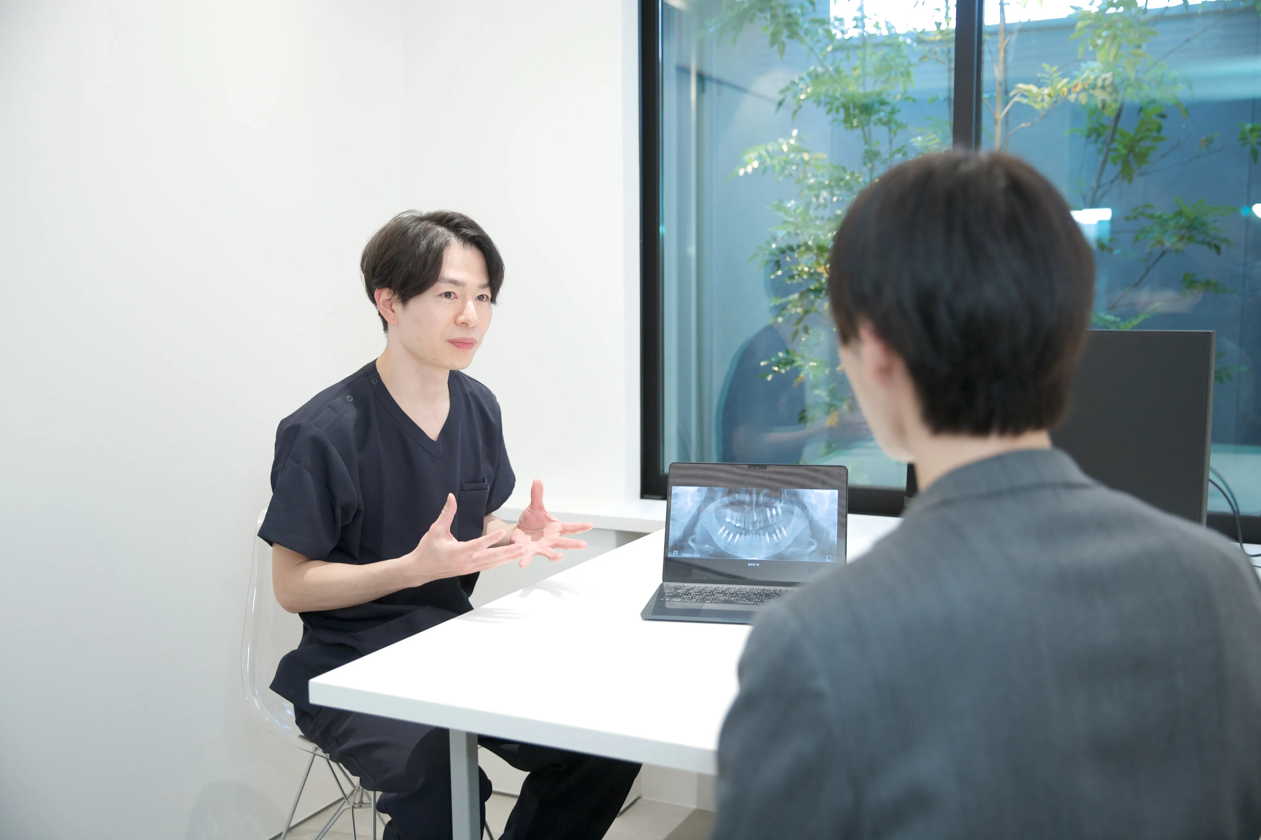 歯が痛むご老人の画像