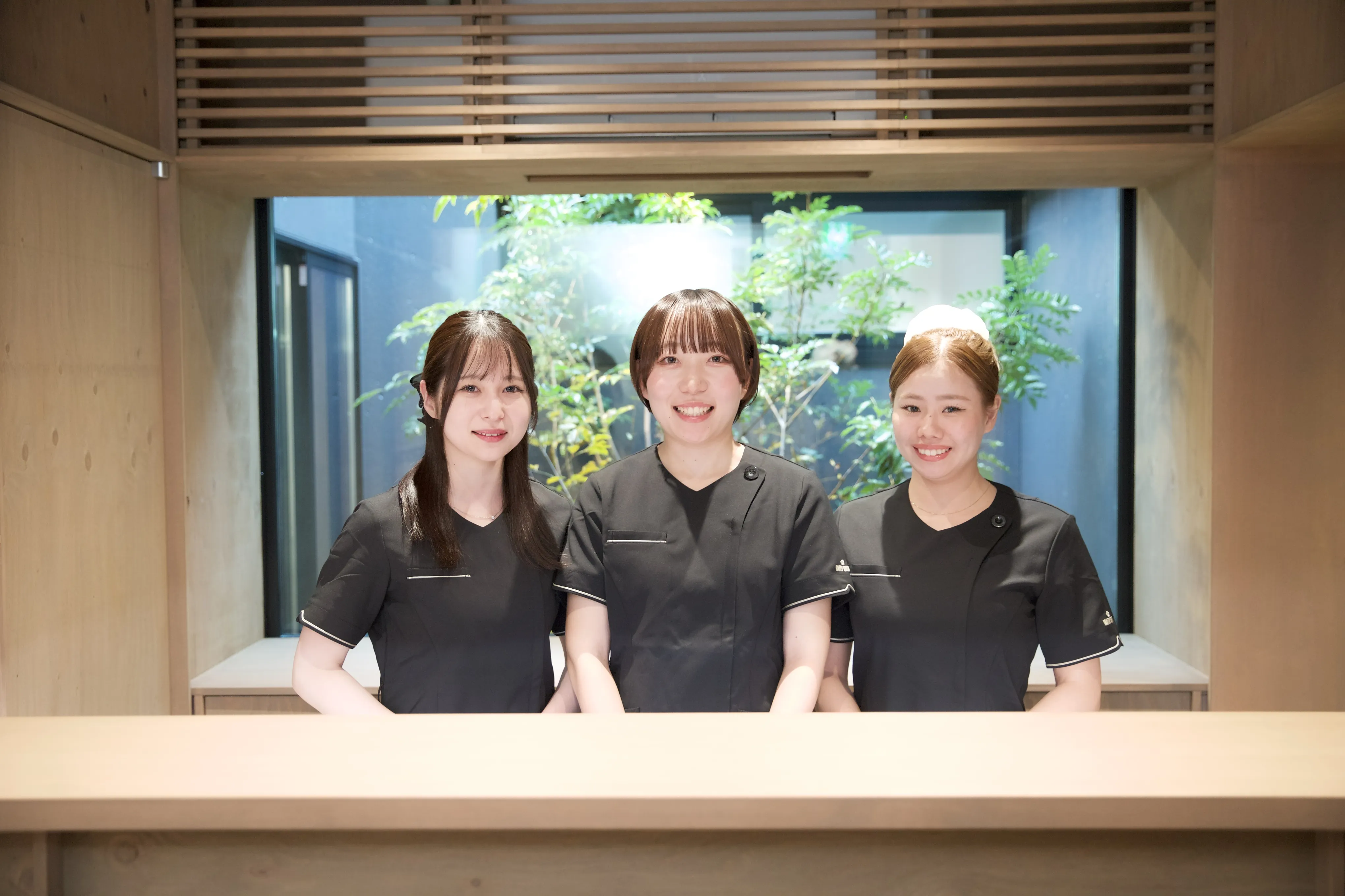 予約する女性